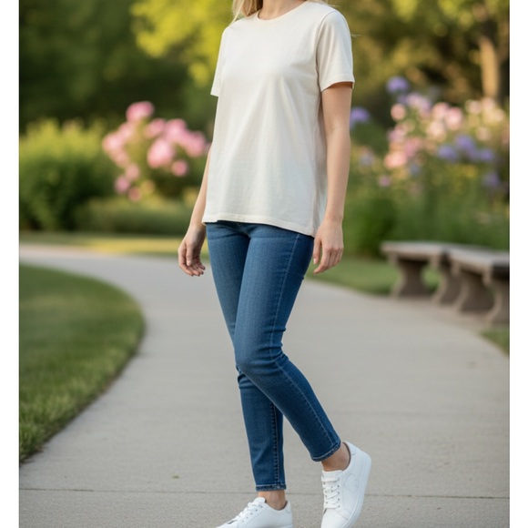 Kate Spade White Leather Sneakers Size 8.5. NWOT. - Picture 3 of 16